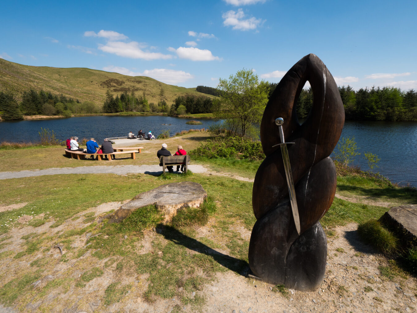 The outdoor seating area to observe the kites in Bwlch Nant Yr Arian