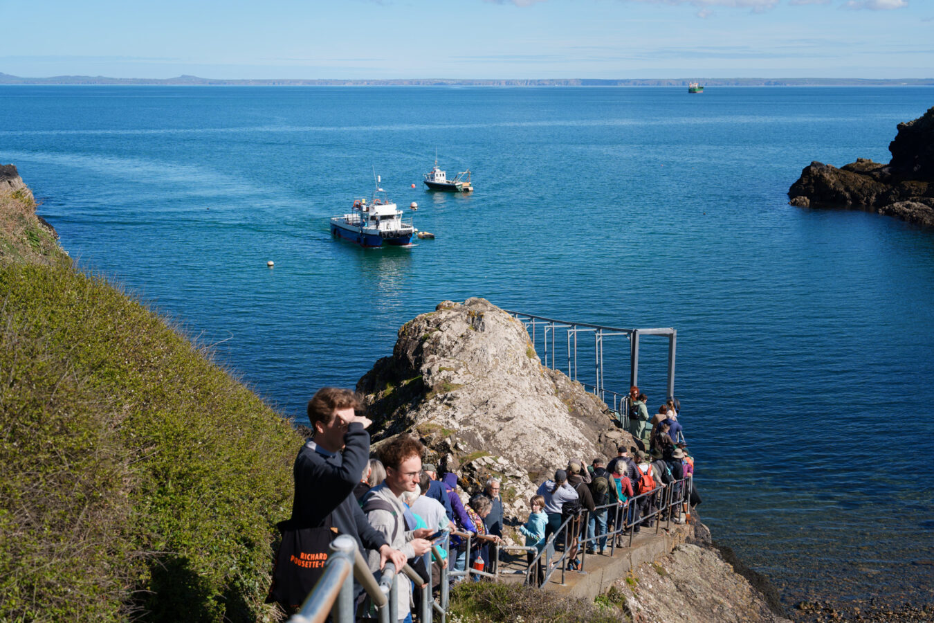 Visitors waiting the boat.