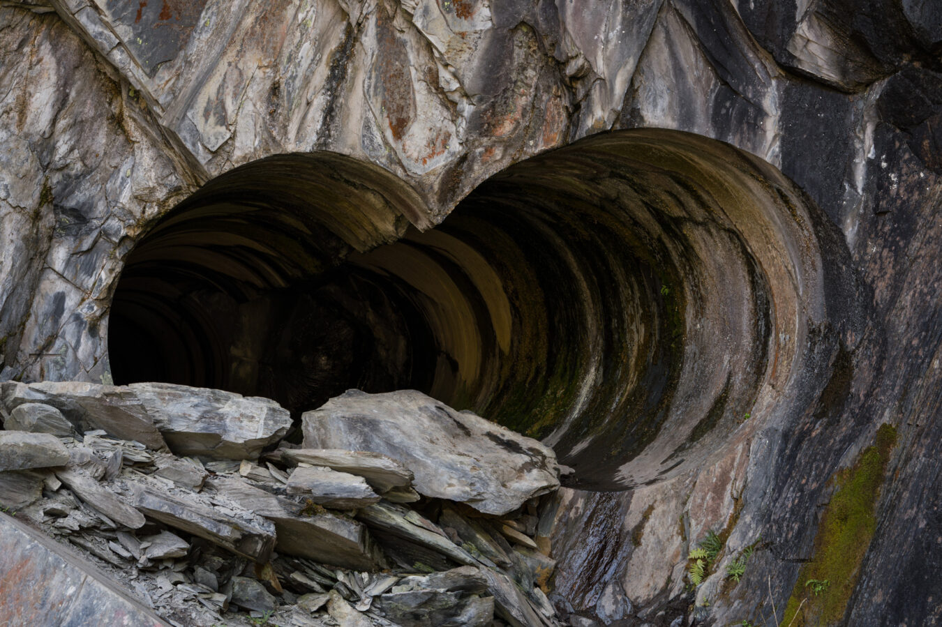 Binocular tunnel close-up