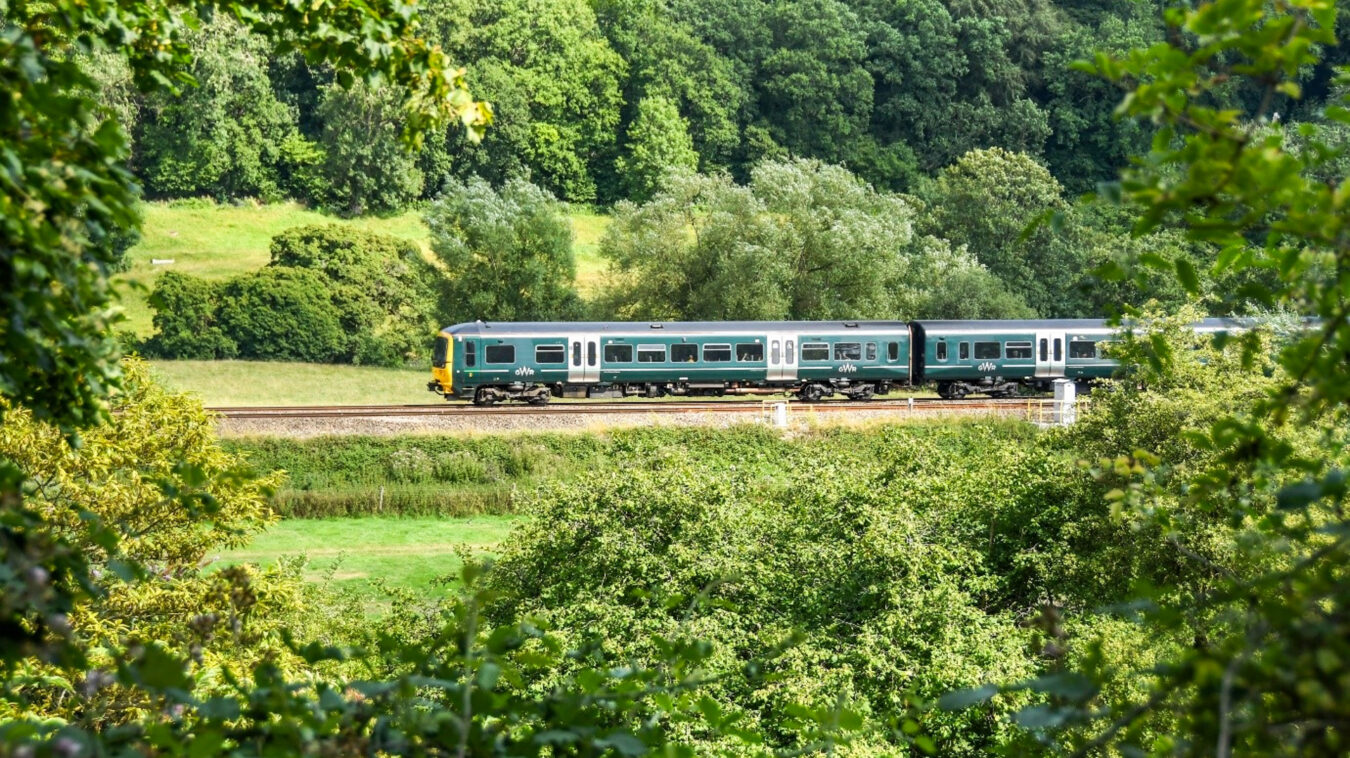 A GWR train on the Great Western mainline in the countryside.