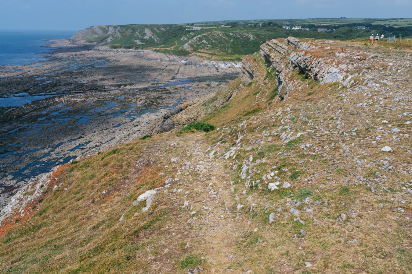 Path descending from the cliff