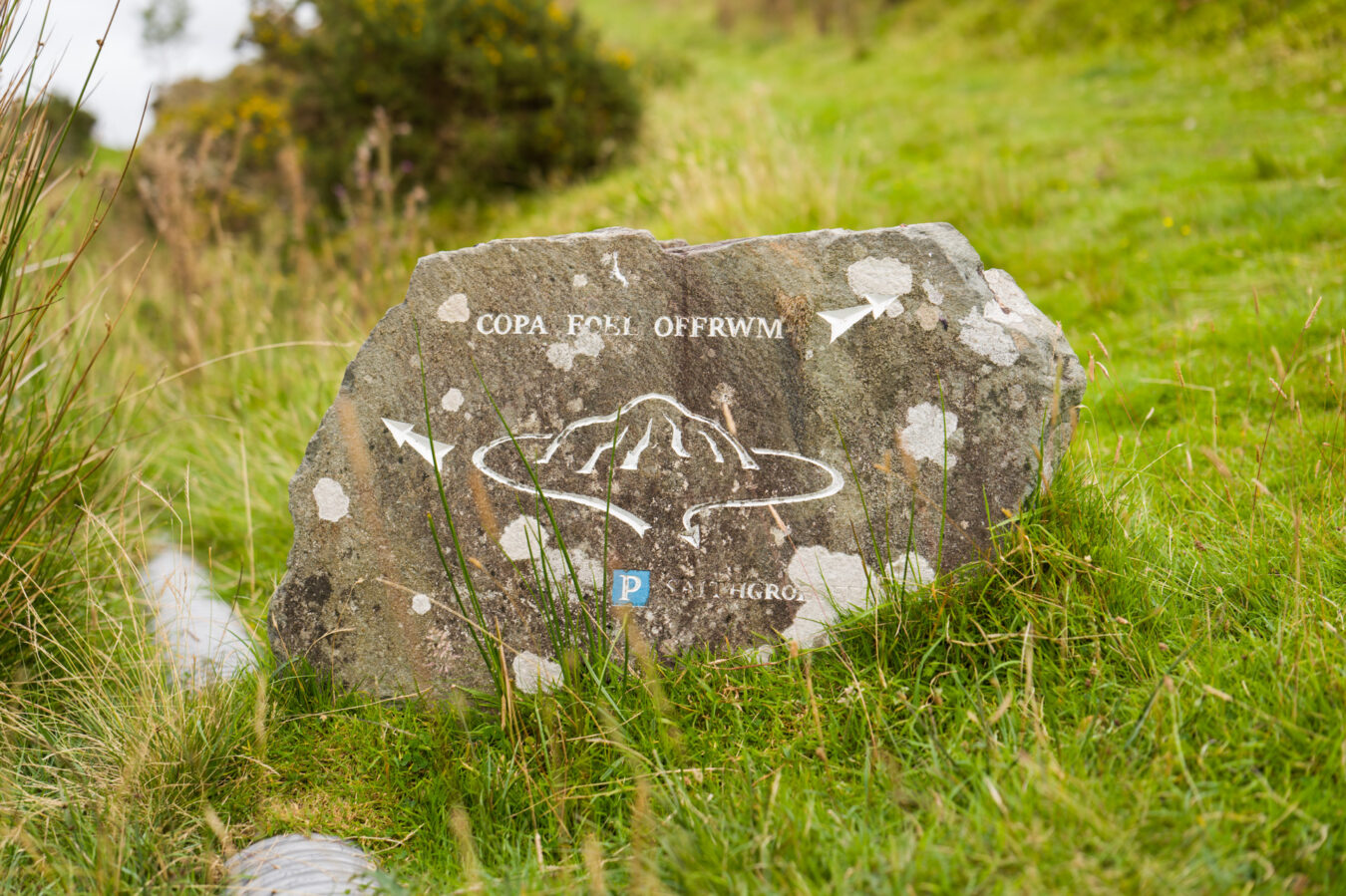 Directions to the top of Foel Offrwm written on a stone