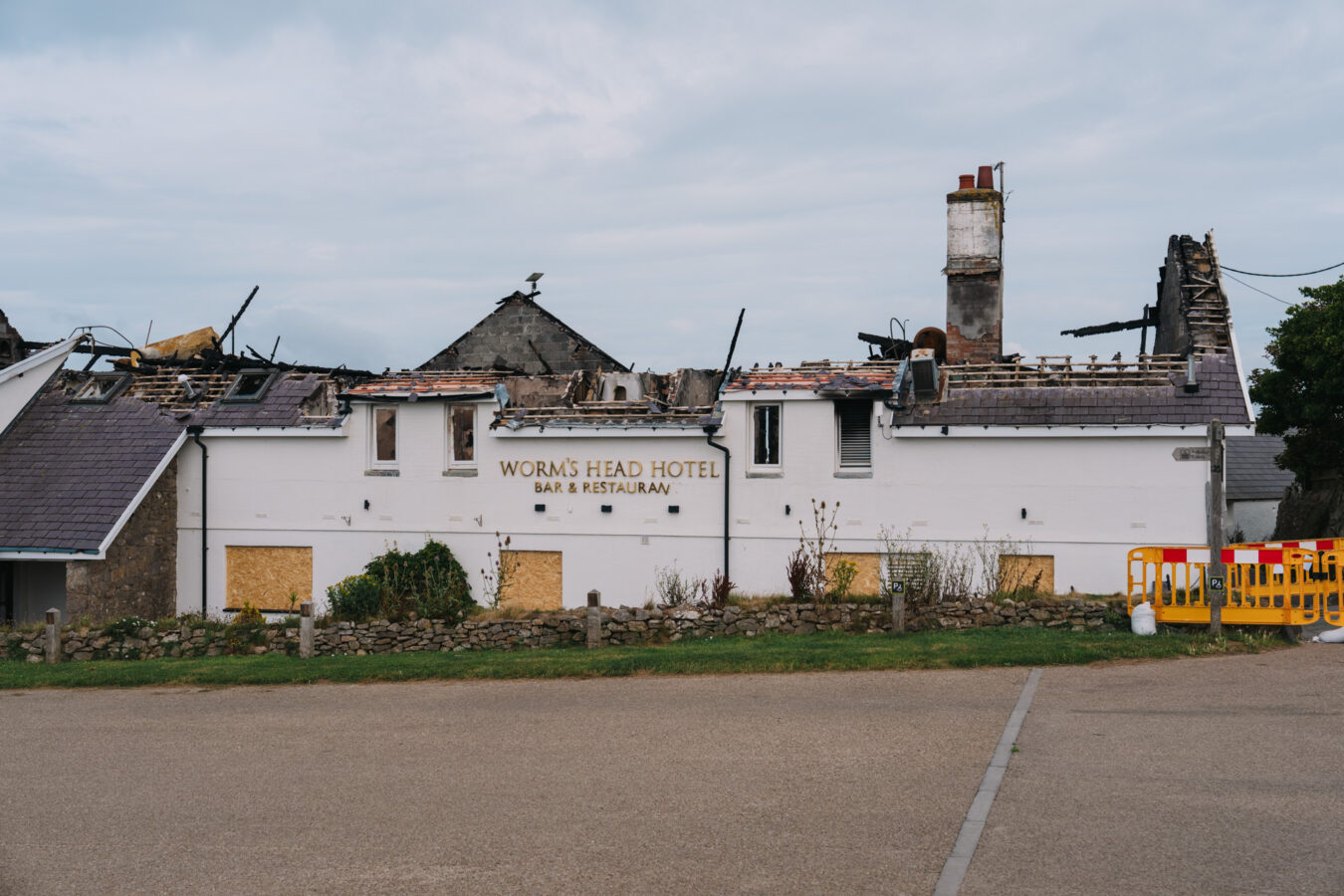 Worm's Head Hotel with the roof damaged from a fire.